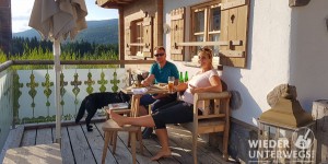 Beitragsbild des Blogbeitrags INNsHolz: Mit der Seele baumeln im Holz-Chalet am See.