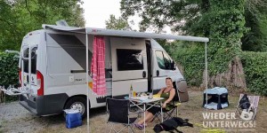 Beitragsbild des Blogbeitrags Camping mit Hund: 10 (ganz) ernst gemeinte Tipps und knallharte Facts. 