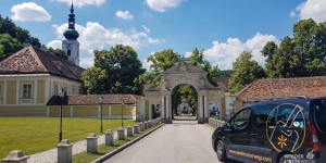 Beitragsbild des Blogbeitrags Sie beten, chanten und posten – Zu Gast bei den Mönchen im Stift Heiligenkreuz.