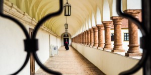 Beitragsbild des Blogbeitrags „Mit Freude leben“ im Stift Reichersberg. Glaubt man auf´s Wort.