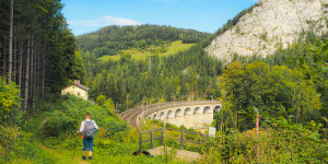 Beitragsbild des Blogbeitrags Am Bahnwanderweg nach Breitenstein: Entlang dem UNESCO Welterbe Semmeringbahn