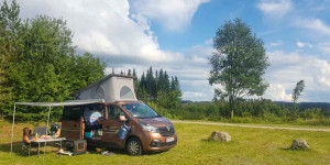 Beitragsbild des Blogbeitrags Wohnmobil mieten in Österreich: Hunde erlaubt?