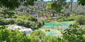 Beitragsbild des Blogbeitrags Krka Wasserfälle: Türkisgrünes Wandervergnügen mit Hund