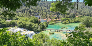 Beitragsbild des Blogbeitrags Krka Wasserfälle: Türkisgrünes Wandervergnügen mit Hund 