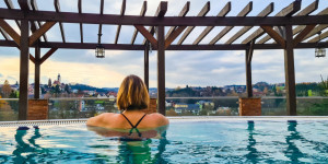 Beitragsbild des Blogbeitrags Von Sprudelkavalieren und Jodsole: Die Therme Bad Hall