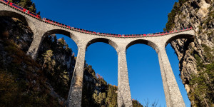 Beitragsbild des Blogbeitrags Der Bernina Express: Von Gletschern und Palmen, Kehrtunnels und Kreisviadukten 