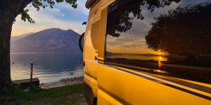 Beitragsbild des Blogbeitrags Espressi, Sprizz & FarNiente: Camping Tipps für die italienischen Seen 