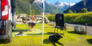 Beitragsbild des Blogbeitrags So geht Camping mit Hund wirklich: Knallharte Facts und Tipps. 