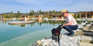 Beitragsbild des Blogbeitrags Die Kittenberger Chalets: Auszeit im Gartenparadies am Naturbadesee 