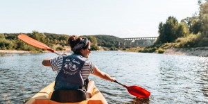 Beitragsbild des Blogbeitrags Der Pont du Gard: Kajakfahren unter dem römischen Aquädukt 