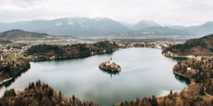 Beitragsbild des Blogbeitrags Bled in Slowenien: Unsere Tipps und die schönsten Ausflugsziele rund um den See 