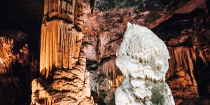 Beitragsbild des Blogbeitrags Höhlen von Postojna & Höhlenburg Predjama: Erfahrungsbericht und Tipps 