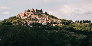 Beitragsbild des Blogbeitrags Motovun, Grožnjan & Hum: Ein Ausflug in Istriens schönste Bergdörfer 