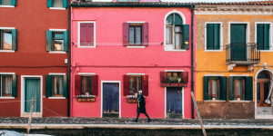 Beitragsbild des Blogbeitrags Burano: Tipps für das farbenfrohe Fischerdorf in der Lagune von Venedig 