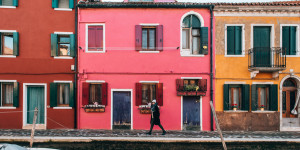 Beitragsbild des Blogbeitrags Burano: Tipps für das farbenfrohe Fischerdorf in der Lagune von Venedig