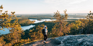 Beitragsbild des Blogbeitrags Ruka-Kuusamo im Sommer: Tipps für einen Finnland-Urlaub unter der Mitternachtssonne 