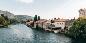 Beitragsbild des Blogbeitrags Trebinje in Bosnien: Die schönsten Sehenswürdigkeiten & unsere Tipps 