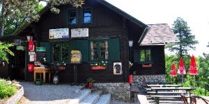 Beitragsbild des Blogbeitrags Österreichs niedrigst gelegene Alpenvereinshütte ist ein Juwel 