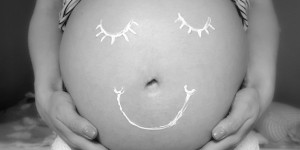 Beitragsbild des Blogbeitrags VEGAN BABY SPECIAL | Über Body Image, Dehnungsstreifen & vegane Mamacremes 