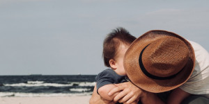 Beitragsbild des Blogbeitrags SHOPPING GUIDE | Veganer Sonnenschutz für Kinder
