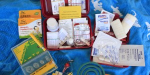 Beitragsbild des Blogbeitrags Wichtige Reisetipps mit Checkliste für die Reiseapotheke und Reisemedizin bei Kindern 