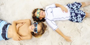 Beitragsbild des Blogbeitrags UV-Schutz bei Kindern und Babys: nicht nur mit Sonnencreme, sondern auch mit UV-Kleidung