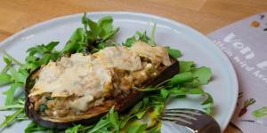 Beitragsbild des Blogbeitrags Überbackene Aubergine mit Dinkelreis auf Rucolabett