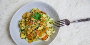 Beitragsbild des Blogbeitrags Gemüsepasta* mit Hühnchen und Cashewkernen 