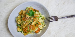 Beitragsbild des Blogbeitrags Gemüsepasta* mit Hühnchen und Cashewkernen