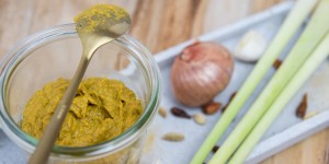 Beitragsbild des Blogbeitrags Gelbes Curry mit selbstgemachter Currypaste 