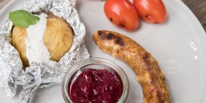 Beitragsbild des Blogbeitrags Vegetarische Käsebratwurst* mit Zwetschken Chutney