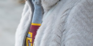 Beitragsbild des Blogbeitrags Fake Fur Mantel – Outfit Inspos und Stylingtipps