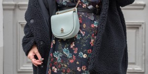 Beitragsbild des Blogbeitrags Midikleid im Herbst tragen – Styling-Tipps und Outfit-Inspo  