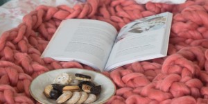 Beitragsbild des Blogbeitrags XXL Decke DIY – Anleitung zum Armstricken