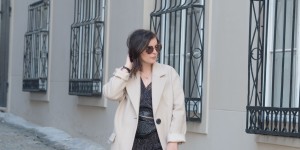 Beitragsbild des Blogbeitrags Outfit: der perfekte beige Mantel via Zalando Lounge*