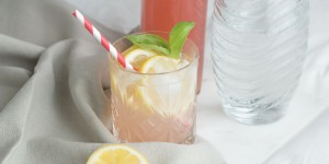 Beitragsbild des Blogbeitrags Hausgemachter Rhabarbersirup inkl. 3 Rhabarber-Cocktail Rezepte
