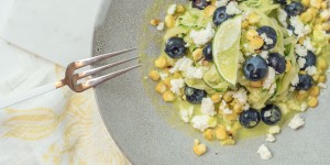 Beitragsbild des Blogbeitrags Der perfekte Sommer-Salat: Zoodles mit Blaubeeren und Feta 