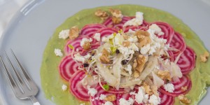 Beitragsbild des Blogbeitrags Rote Rüben Carpaccio mit Avocadocreme und Fenchel