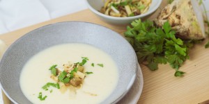 Beitragsbild des Blogbeitrags Cremige Selleriesuppe mit Maroni und Zitrone