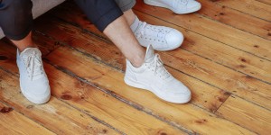 Beitragsbild des Blogbeitrags Mit diesen Tipps werden weiße Sneaker wieder strahlend weiß