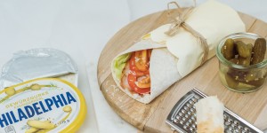 Beitragsbild des Blogbeitrags Jausen Wrap mit Philadelphia Essiggurkerl – Brotzeit mal anders*