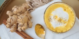 Beitragsbild des Blogbeitrags Goldene Milch: DIY Sirup für den perfekten Kurkuma Latte