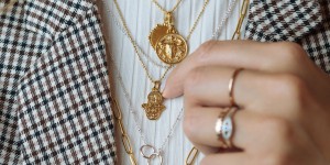 Beitragsbild des Blogbeitrags Ketten Layering – so gelingt der neue Schmucktrend* 