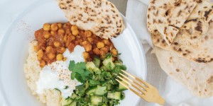 Beitragsbild des Blogbeitrags Glow Bowl mit Kichererbsen, Couscous und Kräutern 