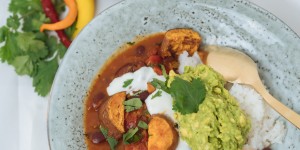 Beitragsbild des Blogbeitrags Winterlicher Eintopf – veganes Chili mit Süßkartoffeln 