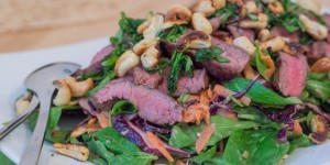 Beitragsbild des Blogbeitrags Steaksalat mit Cashews und Sesam 