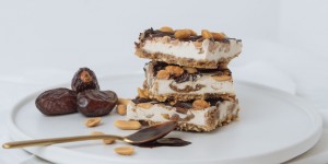 Beitragsbild des Blogbeitrags Raw Snickers Cheesecake – vegan 