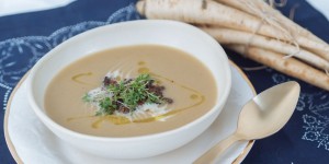 Beitragsbild des Blogbeitrags Pastinakencremesuppe mit Zitronenöl und Croutons 