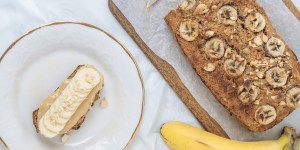 Beitragsbild des Blogbeitrags Saftiges Bananenbrot – vegan, ohne Zucker und schnell zubereitet