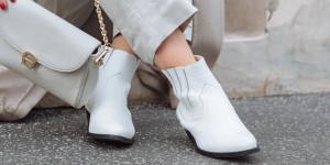 Beitragsbild des Blogbeitrags Trendreport: Weiße Boots kombinieren inkl. Outfit Inspiration* 